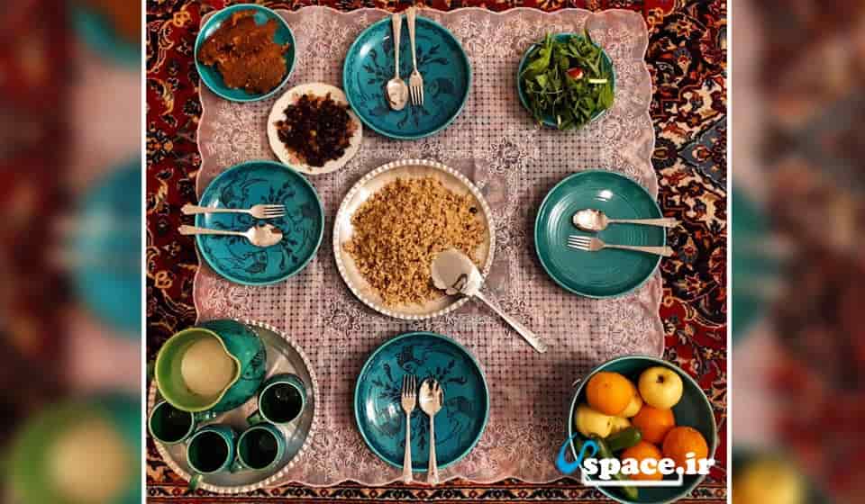 سفره ناهار اقامتگاه بوم گردی خانم رباب - پوده - دهاقان - اصفهان